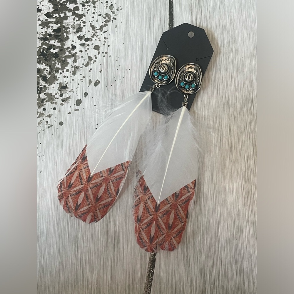 Unique Cowgirl Charm: Feather Earrings with Silver Cowboy Hat